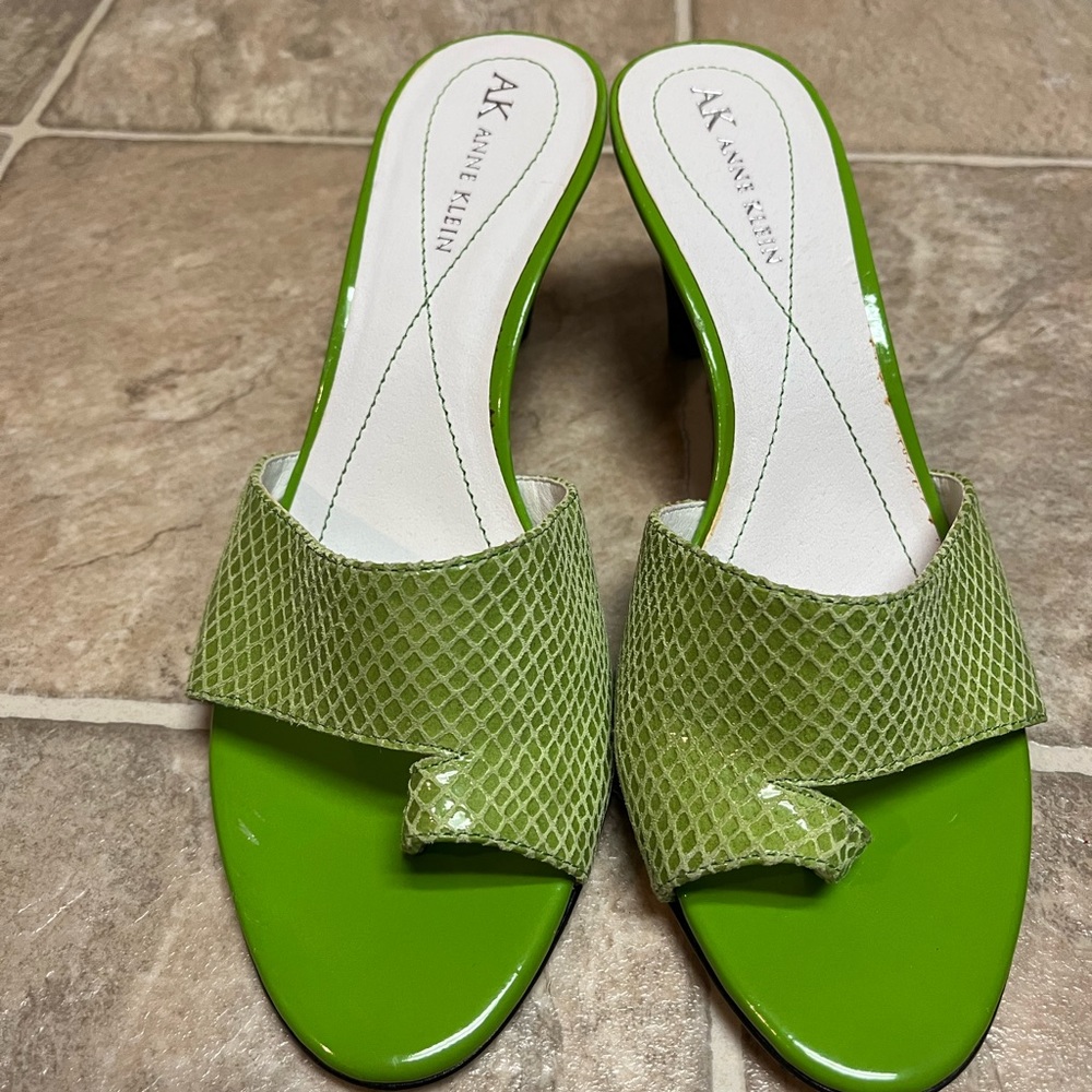 AK ANNE KLEIN Light Lime Green Toe-Ring Slide, 7M